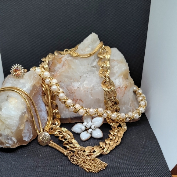Jewelry - Gold Tone Jewelry Lot. 3 Necklaces. Bracelet, Brooch And Ring.